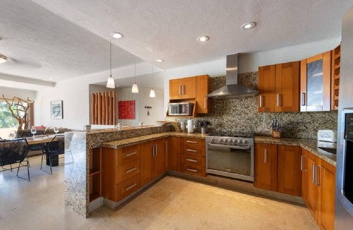 La Cruz de Huanacaxtle Condo | Esta amplia villa de 3 habitaciones ofrece espectaculares vistas al océano, una alberca privada tipo plunge, acceso directo a la playa y acceso a las increíbles amenidades del resort, incluyendo 8 albercas, spa, restaurante y mucho mas
