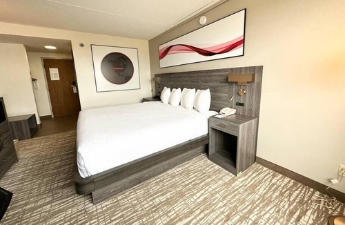 Southwest Area House | Executive suite w/private bath