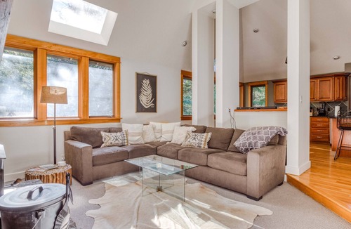 Welches House | Expansive golf-view getaway with private hot tub, pool, fast WiFi & game room