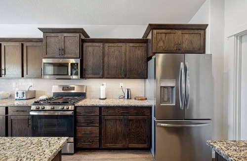 Thurston House | Game Day Retreat, 4BR w/King Suite, Near Autzen, UofO & Hayward Field. Sleeps 7+