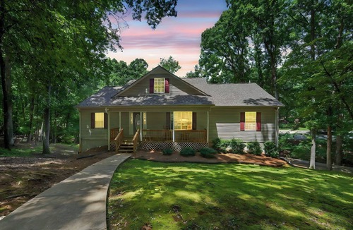 Eatonton House | GAME ROOM, QUIET COVE & DOCK! LAKEFRONT! SLEEPS 16