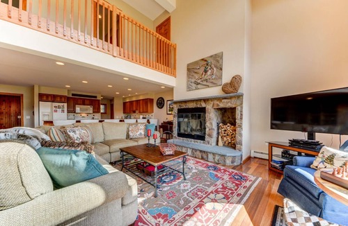 Carroll House | H4 Bretton Woods condo-AC, Hot Tub, near skiing & Mt Wash Hotel, ski slopes views, dog friendly!