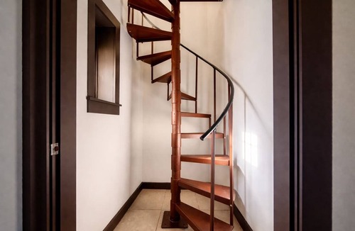 Tynecastle House | Hideaway Cottage Chateau DuMont