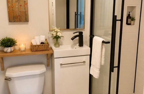 Port Weller House | Honey & Hook Tiny Home with Breakfast