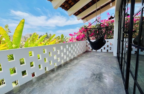 San Francisco Apartment | Huge Suite! King Bed, A/C, Saltwater Pool, Fast Wifi, Mountain Views -"Sol"