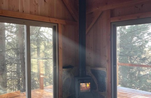Moscow Cabin | Incredible Timber Tree House with Wood-Fired Hot Tub Nestled in the Trees for a Unique Romantic Getaway in Moscow, Idaho
