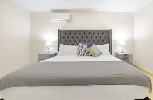 Tijuana Bed & Breakfast | KingBed+CouchBed-NearD`Border