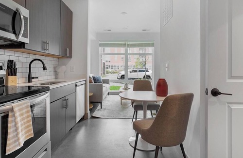Richmond Apartment | Landing | Beautiful Studio, Gym, Pool