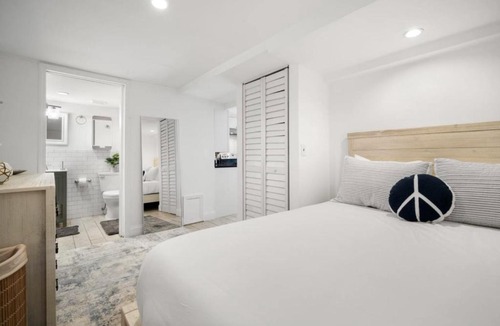 Historic Hyde Park North Apartment | Little Hyde Out - Updated Hyde Park 1st Floor Apartment
