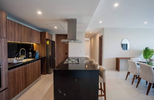 Zona Hotelera Apartment | Luxe Apt | 3BR | Rooftop Pool Marina & Shopping
