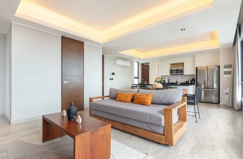 Tohoku Apartment | Luxury 2BD Penthouse 3 Blk from 5th Ave With Pool