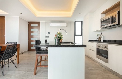 Tohoku Apartment | Luxury 2BD Penthouse 3 Blk from 5th Ave With Pool