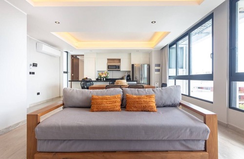 Tohoku Apartment | Luxury 2BD Penthouse 3 Blk from 5th Ave With Pool