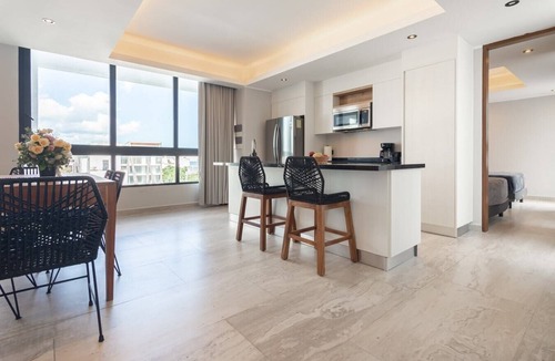 Tohoku Apartment | Luxury 3BD Penthouse 3 Blk from 5th Ave With Pool