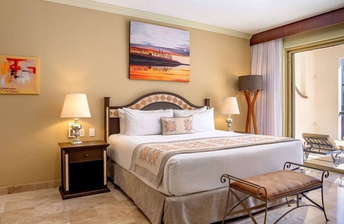 Centro Resort | Luxury Resort with 1 bedroom and 2 bathrooms in gorgeous Cabo San Lucas