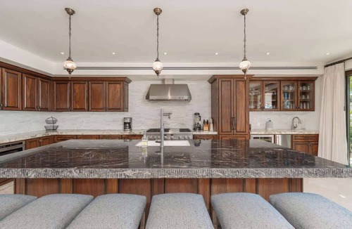 Buzzards Villa | Luxury Villa with Infinity Pool & Jacuzzi!