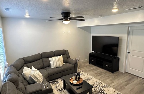 Logan House | Modern 1 BR + Kitchen Comfort