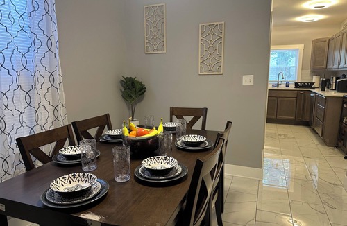 Walnut Hills Apartment | Modern 2 Bed/2 Full Bath Retreat with King Bed