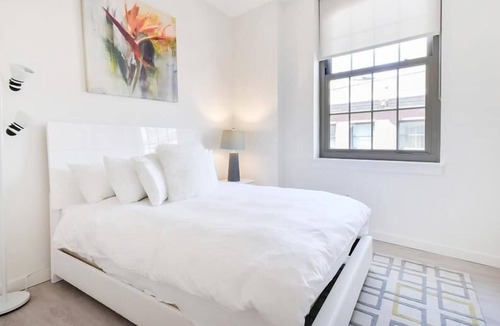 Chinatown Apartment | Modern 2BR | Full Kitchen | Downtown | Close to Hospital