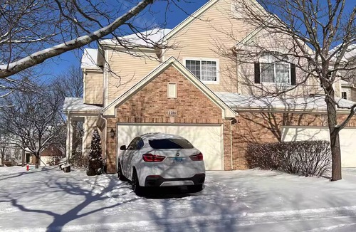 Elgin House | Modern Hoffman Estates townhome near NOW Arena