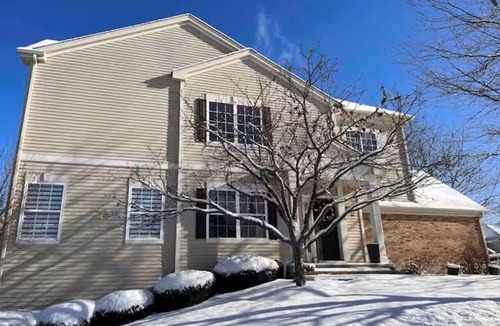 Elgin House | Modern Hoffman Estates townhome near NOW Arena