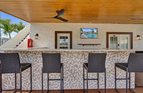 Mango Groves Apartment | Modern Studio w Kitchen and Pool at Lake Worth