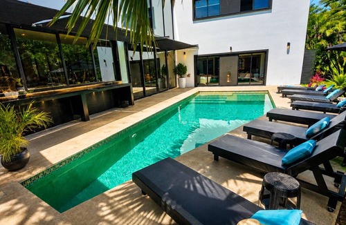 Playacar House | Modern Villa in Playacar, 5 min from Quinta—ideal for families and groups—24 guests—shuttle service