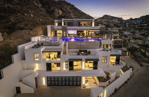 Centro Villa | #NEW# Luxurious 11-bedroom Oceanview Villa w/private pool and gym