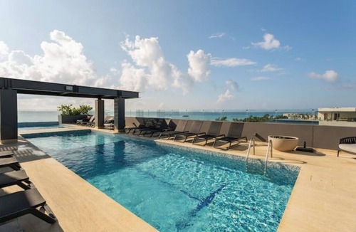 Luis Donaldo Colosio Apartment | Ocean View, Unique Rooftop, 1 min from the Beach.