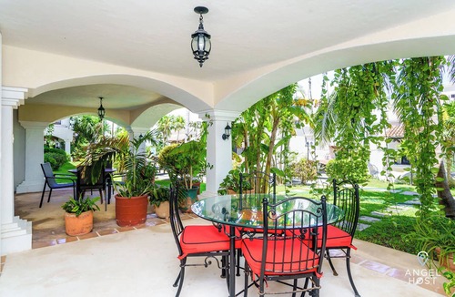 Zona Hotelera House | Oceanside Beach house, Pool & Short walk to Beach