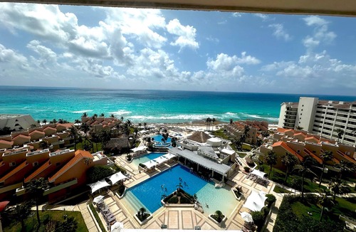Zona Hotelera House | Oceanview 1BD Master Suite at Luxury Cancun Resort – Beach, Pools, Dining