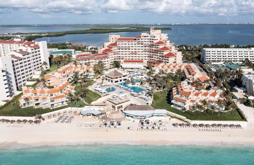 Zona Hotelera House | Oceanview 1BD Master Suite at Luxury Cancun Resort – Beach, Pools, Dining