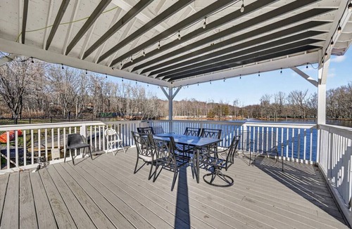 Monroe Apartment | Peaceful Lakeside Studio Fast Wifi Great WFH