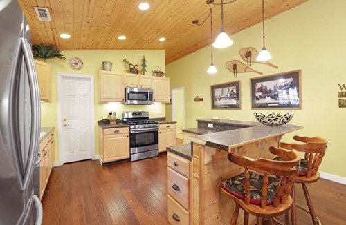 Upper Moonridge Cabin | Pet Friendly Log Cabin: Fenced Deck, Propane BBQ & 2-Car Garage Access