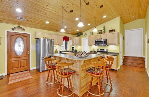 Upper Moonridge Cabin | Pet Friendly Log Cabin: Fenced Deck, Propane BBQ & 2-Car Garage Access
