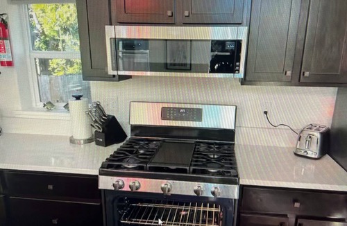 Eugene House | Pet Friendly Tiny Glass House Close To The Airport and Downtown