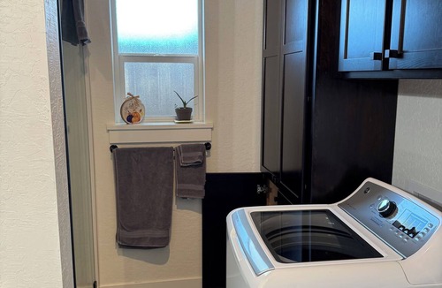 Eugene House | Pet Friendly Tiny Glass House Close To The Airport and Downtown