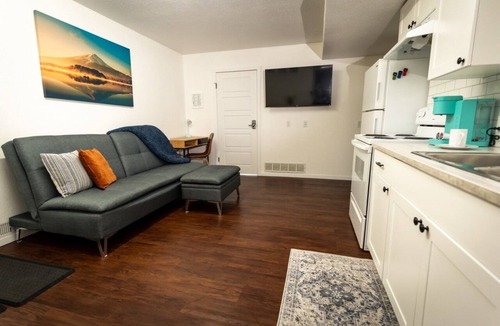 Lethbridge House | PRIVATE Main-Level 1 Bedroom Suite