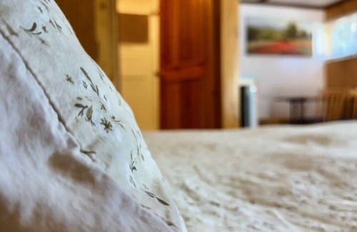 Blairmore Cabin | Quaint Riverside Cabin #2