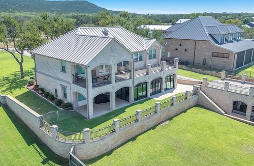 Graford House | Relax, Unwind & Dockside Dine by the Lake