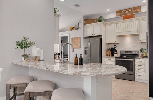 Tarpon Springs House | Relaxing Poolside Oasis- 5 minutes to downtown Sponge Docks