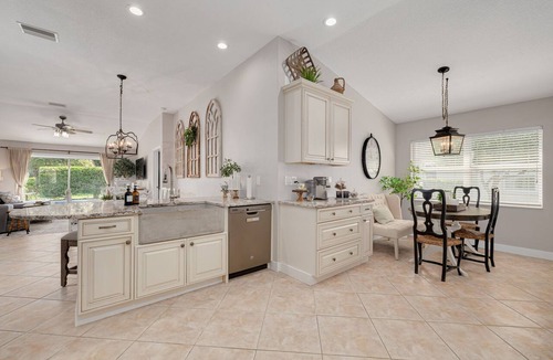 Tarpon Springs House | Relaxing Poolside Oasis- 5 minutes to downtown Sponge Docks