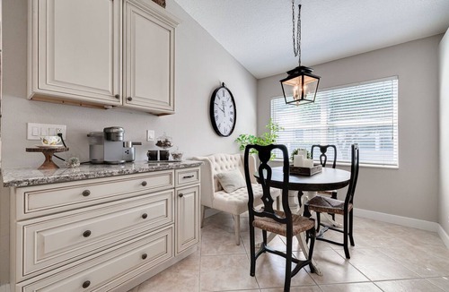 Tarpon Springs House | Relaxing Poolside Oasis- 5 minutes to downtown Sponge Docks