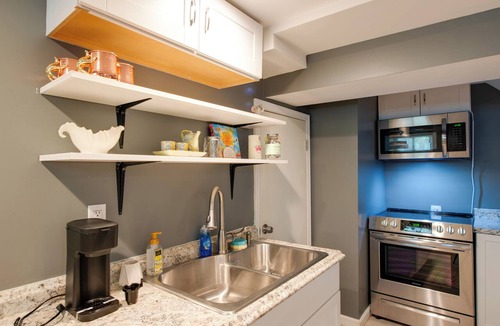 Washington Highlands Apartment | Remote Work Haven! Studio 8 Mi to Lincoln Memorial