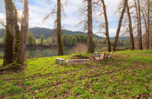 Roseburg Apartment | Riverfront Hideaway - Hot Tub - Private Entrance