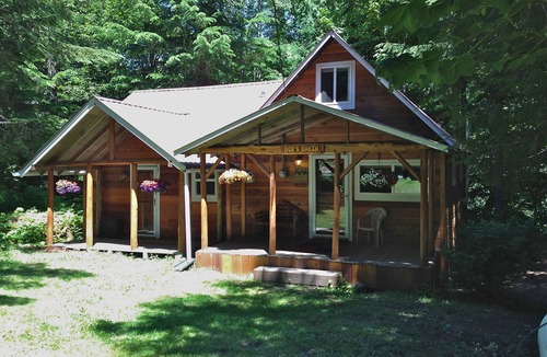 Greenwater Cabin | Riverfront- Hot Tub