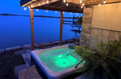 South Glengarry Cottage | Riverfront Retreat, Dock, Beach, Hot tub