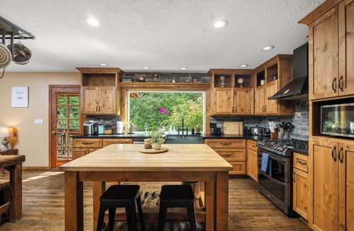 Longview House | Rocky River is a Spacious 5-bedroom house in wonderful Longview with WiFi, AC
