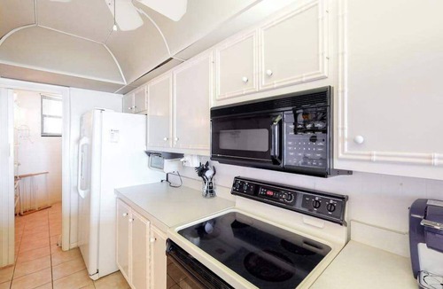 Bethany Beach Condo | Sea Colony oceanfront 8th floor condo with shared sauna, tennis court, & pool