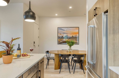 Bend House | Sleeps 20 | Hot Tub + Near DT | 4 Units | Aerie